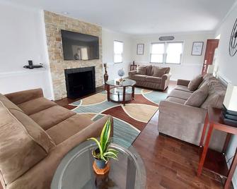 Lakeview Five Bedrooms Cape Cod Near Quantico And Historic Fredericksburg - Stafford - Living room