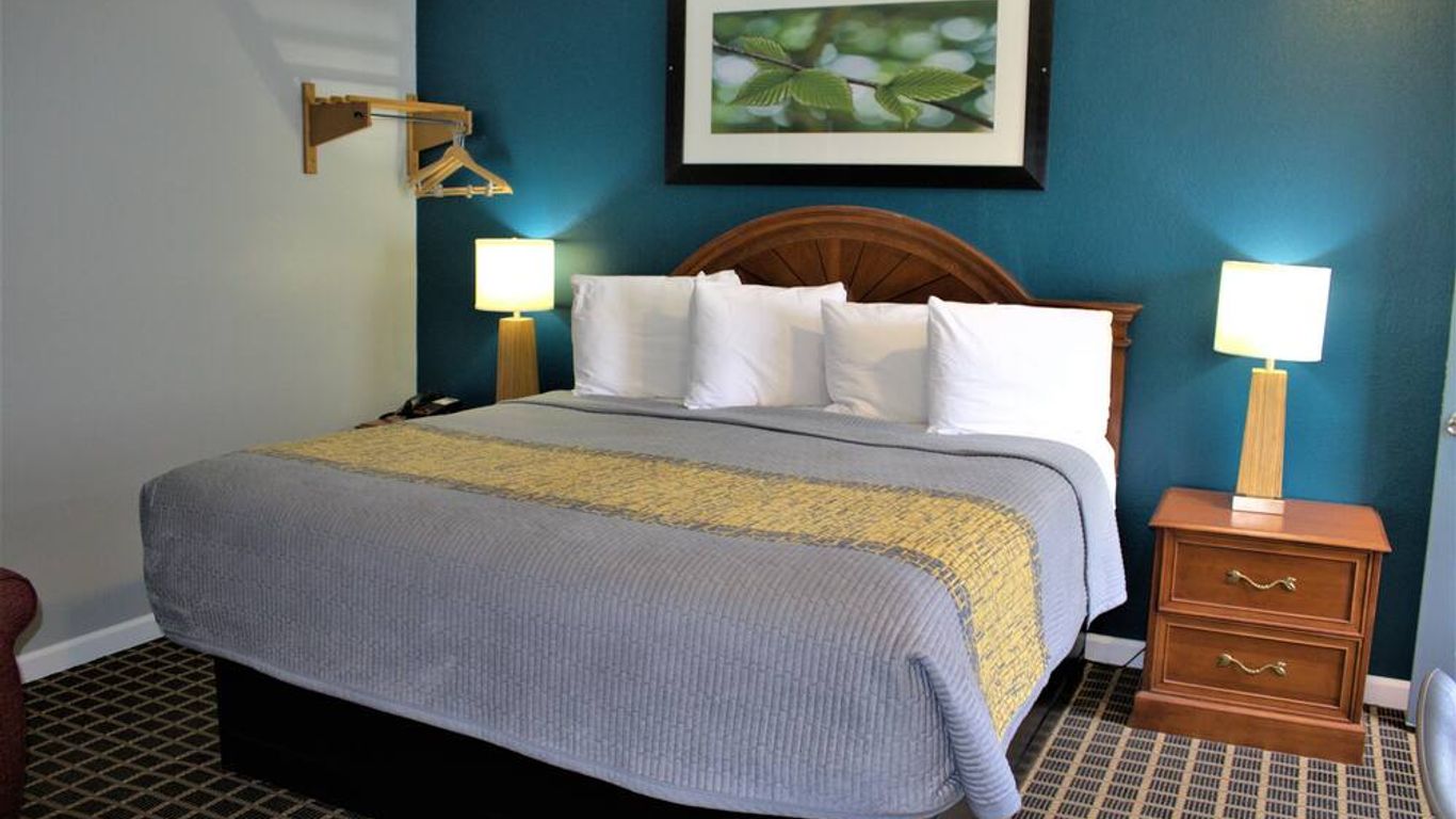 Hometowne Inn & Suites