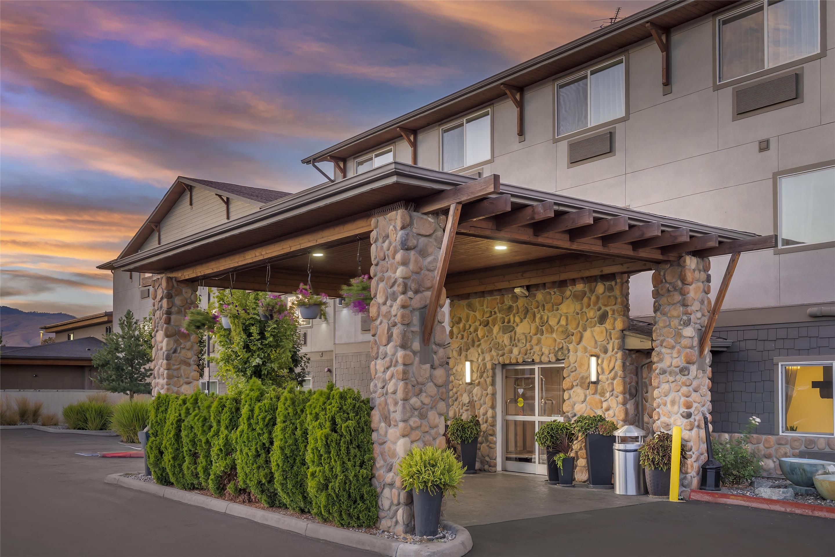 Best Western Plus Wenatchee Downtown Hotel - Wenatchee - Building