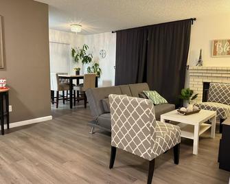 Charming 2-bedroom condo with AC and WiFi in wonderful Hercules - Hercules - Living room
