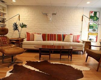 Elegant Savannah Patio Apartment! An Arty Flair on Jones Street - Savannah - Lounge