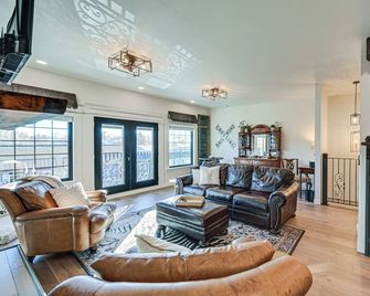 Stellar Craig Apartment - Walk to Restaurants! - Craig - Wohnzimmer