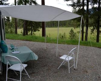 Vintage Camper Rental Perfect For Glampi - Thompson Falls - Binnenhof