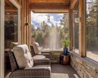 High end cabin with singular, custom touches. Hot tub, Fire table - Long Beach - Balcony