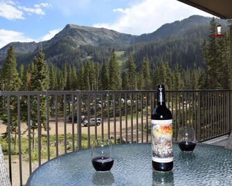 Mountain Views! Elevated Balcony! Walk to the Bavarian, Hiking trails, Lift 4 - Taos Ski Valley - Balcón