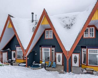 Newly renovated condo in Pinnacles - BBQ, hot tub, laundry, ski-in/out from door - Armstrong - Building