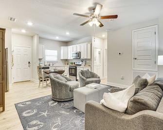 Community Perks Port St Joe Gem with Screened Patio - Port St. Joe - Sala de estar