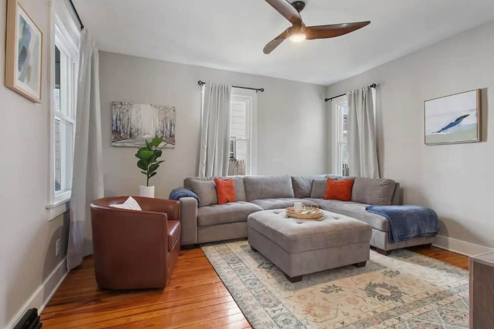 Living room view of Cheerful 4 bedroom close to historical/sport sites