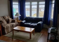 Vacation Rental Home Over Looking The Ocean. 2bedroom Bungalow . - Twillingate - Living room