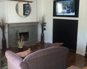 Waterfront 2Brm Villa Pet friendly. - Southport - Living room