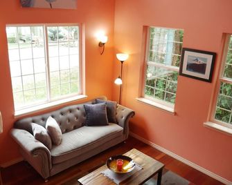 Cozy 3-bedroom house in charming Maple Valley with WiFi. - Maple Valley - Living room