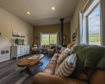 Saddlehorn Ridge Cabin - Firepit|Fireplace|Views - Eureka - Living room