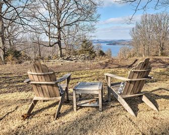 Outdoor Family Fun Large Home by Beaver Lake! - Eureka Springs - Patio