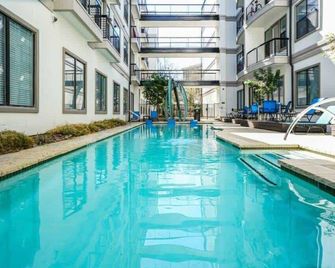 Boulevard Stays Walk To Downtown 1br Soco Pool Parking Gym 07 - Austin - Pool