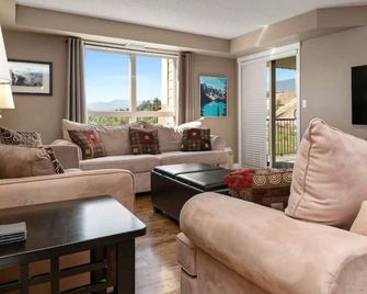 Lake Life Livin | Lake View | Pool | Hot Tub | Gym - Invermere - Living room