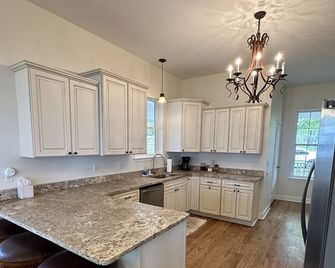 Lakefront Southern Charm with private dock - Pinetta - Kitchen