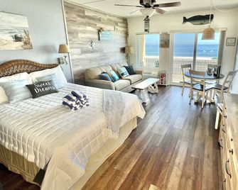 Oceanfront, private balcony, stunning panoramic views of the Atlantic - Hampton - Bedroom