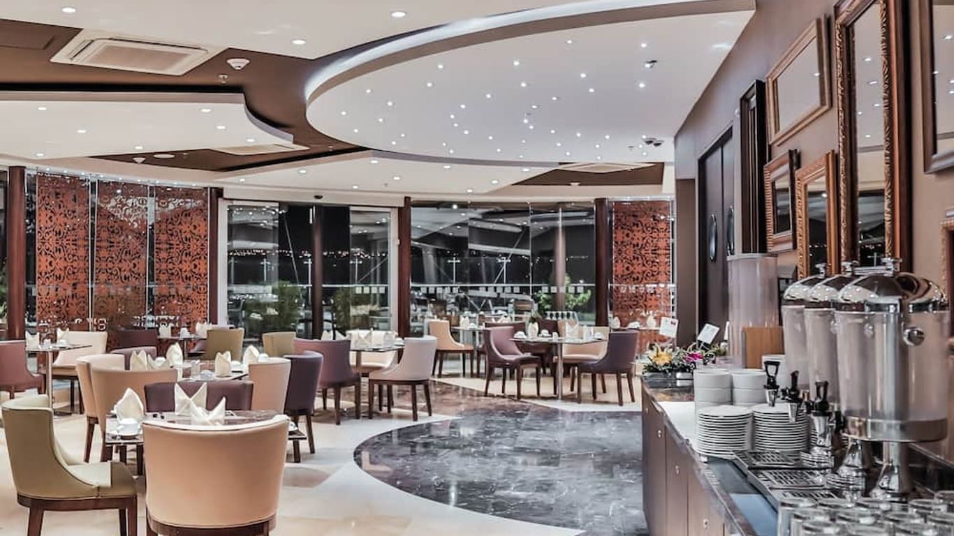 هوليداي إن اياش كار ٓ ن آي شيتش ي بٕيباي آيتش جي