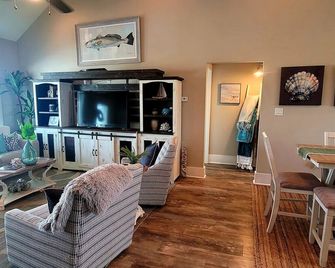 Cheerful Cottage with Breathtaking Views of the Gulf - Crystal Beach - Living room