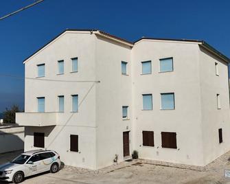 RS322 - Marcelli, seafront two-room apartment with beach included - Numana - Edificio