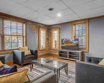 15 Min from Campus! Large 2BR Perfect for Groups! - Mishawaka - Living room