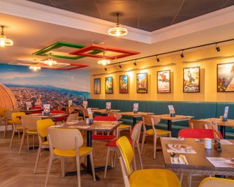 هوليداي إن ايس ي ست ه، ا-، ايستو آ باي آيتش جي - لستر - مطعم