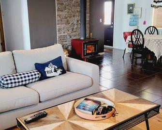 Country cabin by Riding Mountain National Park- scenery at its best! - Clear Lake - Living room