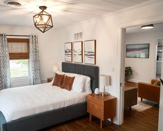 Hopp's Downtown Loft - McPherson - Ložnice
