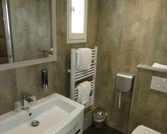 Hôtel Le Sarac - Clermont-l'Hérault - Bathroom