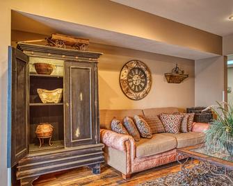 Rory & Ryan Inn - Burns - Sala de estar