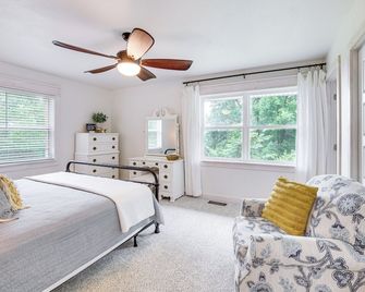 Beaver Lake Getaway w/ 2 Decks, Grill, & Views! - Garfield - Habitación