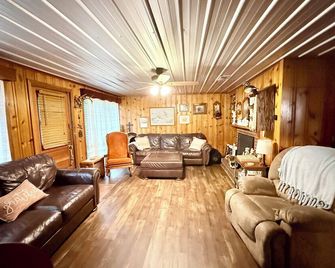 Quiet Farmhouse In The Country Close To Major Theme Parks - Ridge Manor - Living room