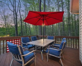 Pocono Lake Escape, includes Golf Cart, Firepit - Blakeslee - Balkon