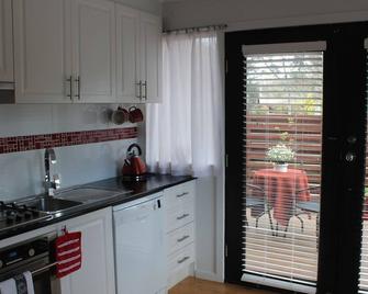 Lyttle Cook BnB is roughly a 10-15min drive to most of Canberra's highlights. - Weetangera - Kitchen