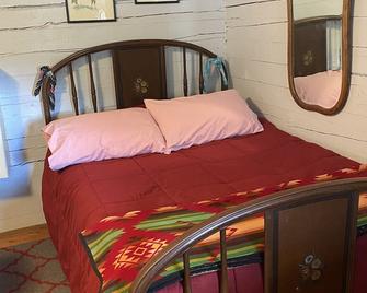 Rustic Small Cabin in the Black Hills of Wy. Snowmobile right out the drive! - Newcastle - Habitación