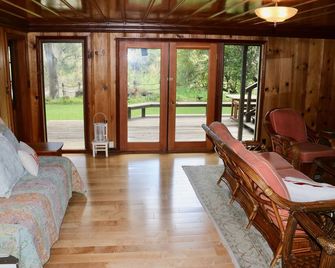 Perfect getaway! Riverside pool, river access, 5 min from Healdsburg square! - Healdsburg - Sala de estar