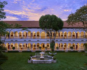 Majapahit Hotel Surabaya - MGallery Collection - סוראבאיה - בניין