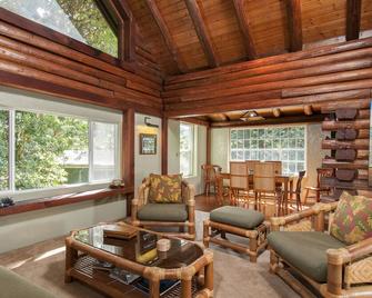 Permitted Charming Log House In Real Upcountry Maui. Magical And Peaceful! - Makawao - Living room