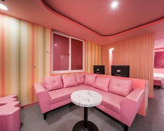 Yangsan Bukbudong Show Hotel - Yangsan - Sala de estar