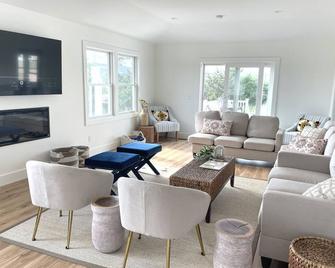 Steps from the Ocean, Private Pool on Dune Rd with Scenic Sunsets. - Westhampton Beach - Phòng khách