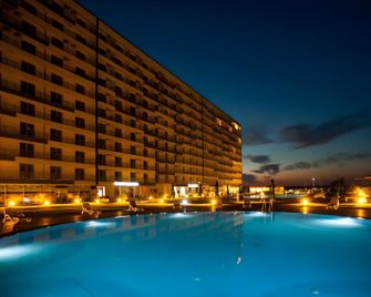 Atrium by the Blaxy - Neptun - Piscine