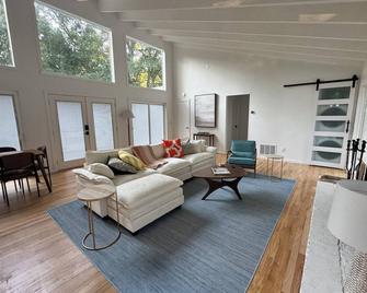 Retro Modern 3-Bedroom House with Heated Pool, Large Deck, WiFi in East Hampton - East Hampton - Living room