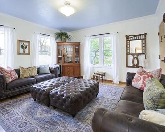 Cutest Prescott Cottage In The Woods+hot Tub+walk Downtown+full Of Amenities! - Prescott - Living room