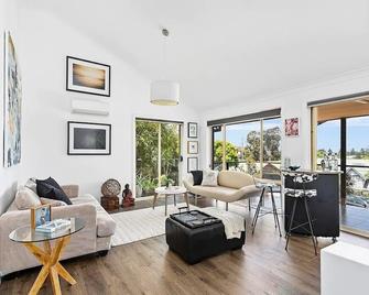 Games Room & Ocean View - Wollongong - Living room