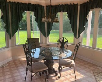4-bedroom spacious house in beautiful Pittsgrove with AC, WiFi. Enjoy your stay - Elmer - Dining room