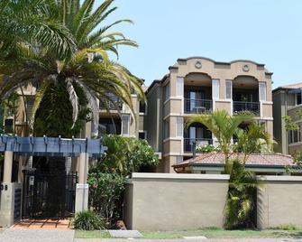 Tropical Feel in Trendy Nobby Beach - Mermaid Beach - Building