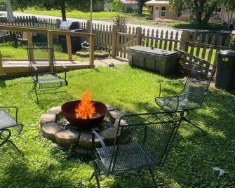 Dragon's Den Lodging - Cameron - Patio