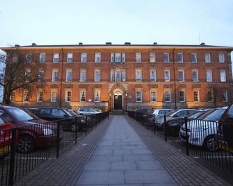 Cosy County House apartment with free private parking Sleeps up to four guests - York - Building