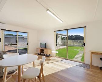 Lil Greenviews, studio room with queen bed - Warrnambool - Dining room