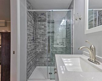 Couples Retreat With Lake And Mtn Views, - Lake Junaluska - Bathroom
